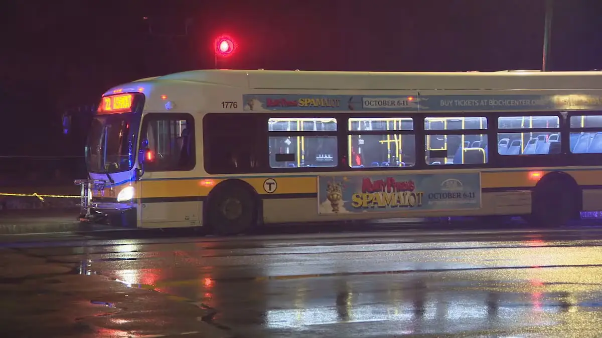 Polícia investiga após homem ser esfaqueado dentro de ônibus da MBTA