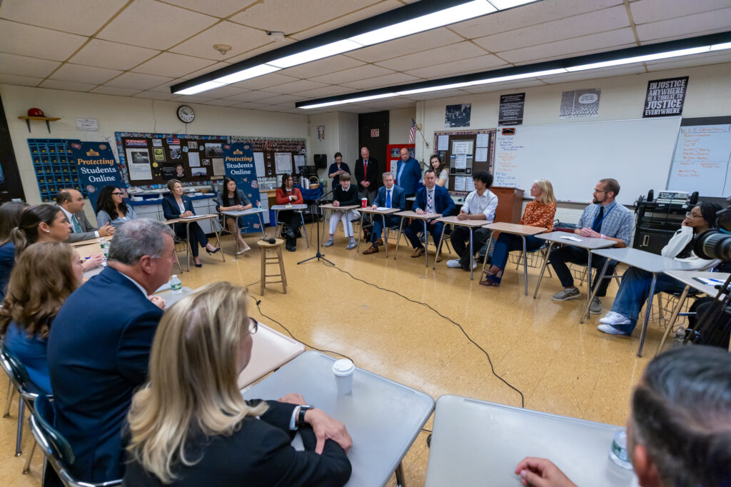 Maura Healey anuncia US$ 1,75 milhão para combater riscos das redes sociais, cyberbullying e desinformação com IA nas escolas de Massachusetts.