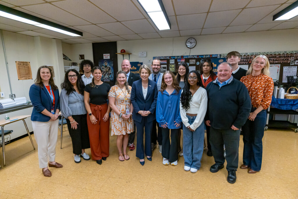 Maura Healey anuncia US$ 1,75 milhão para combater riscos das redes sociais, cyberbullying e desinformação com IA nas escolas de Massachusetts.